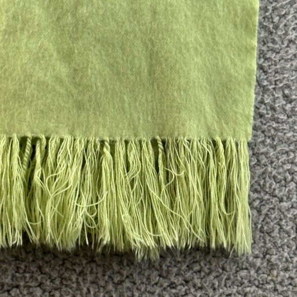 100% Cashmere Green Fringed Scarf Made In Scotland - Picture 2 of 4